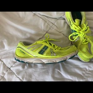 Yellow Brooks connect sneaker